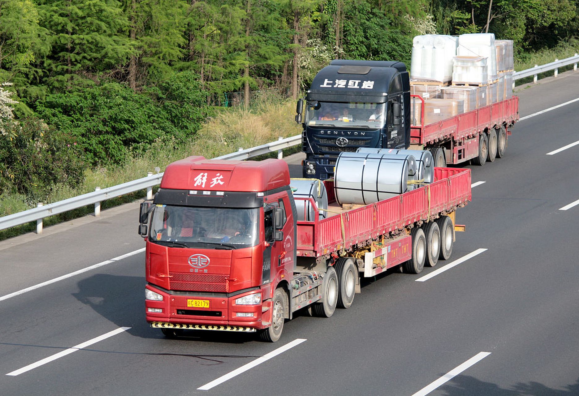 車輪上的擔(dān)當(dāng) 中國貨車司機(jī)的物流運輸之路